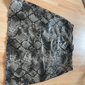 Ormskinn imiterad kjol  - Skriv om du är intresserad så kan vi diskutera pris, frakt och så vidare😊 Bara att skriva om du vill ha fler bilder