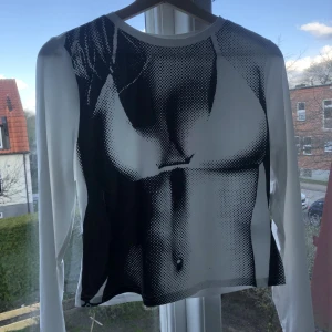 Trendig topp  - Trendig topp i storlek L/XL. Aldrig använd. 