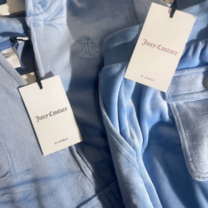 Juicy sett (helt nytt) - Hejsan! Jag säljer mitt fina blåa juicy sett som aldrig är andvänd. Jag har köpt detta på kidsbrandstore. Inget fel på setter passade inte mig bara💕 storlek 11-12 på tröjan och 10-11 på byxor!☺️ betala genom swish! 899 + frakt 54kr❤️ hela för 1798kr