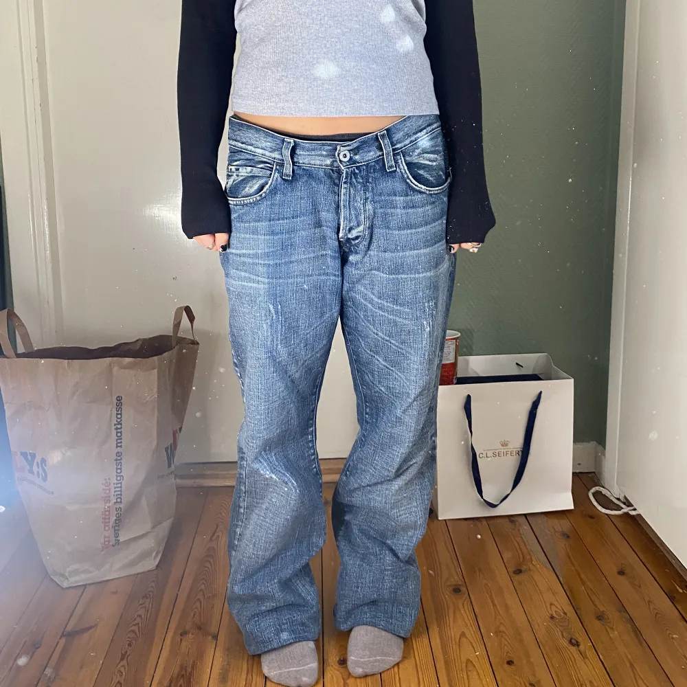 Coola jeans med perfekt tvätt, sitter lågmidjat och baggy❤️🙏🏼Är uppsydda nu men går att sprätta lätt utan spår🌸. Jeans & Byxor.