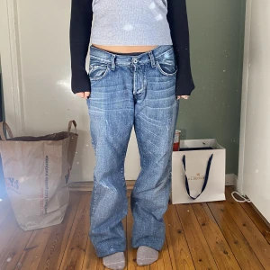 Baggy Jeans  - Coola jeans med perfekt tvätt, sitter lågmidjat och baggy❤️🙏🏼Är uppsydda nu men går att sprätta lätt utan spår🌸
