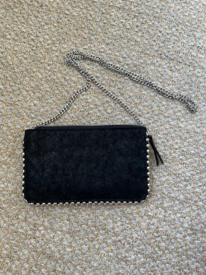 Väska från zara - Svart väska från zara💕 super fin och bra skick. Hör av er vid funderingar!