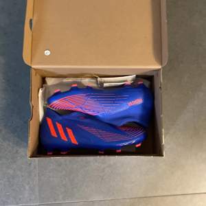 Helt nya adidas edge.3 LL fg. fotbollskor i stl 42 i färg blå och orange