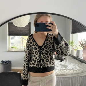 Leopard kofta!!  - Så skön och mysig kofta från hm💟den är i XS men passar även S-M. På ryggen är det svart❤️