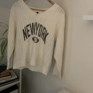 Stickad tröja - Jättefin stickad tröja ifrån H&M! Köpte för 250kr och säljer för 80kr❤️