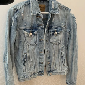 Jeansjacka - Säljer denna jeansjacka jag inte använder längre💕