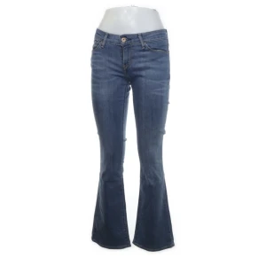Levis lågmidjade bootcut  - Superfina lågmidjade levis jeans med bootcut. Storlek 26. Inte så använt. Skriv för mer info:)) original pris: 750 kr