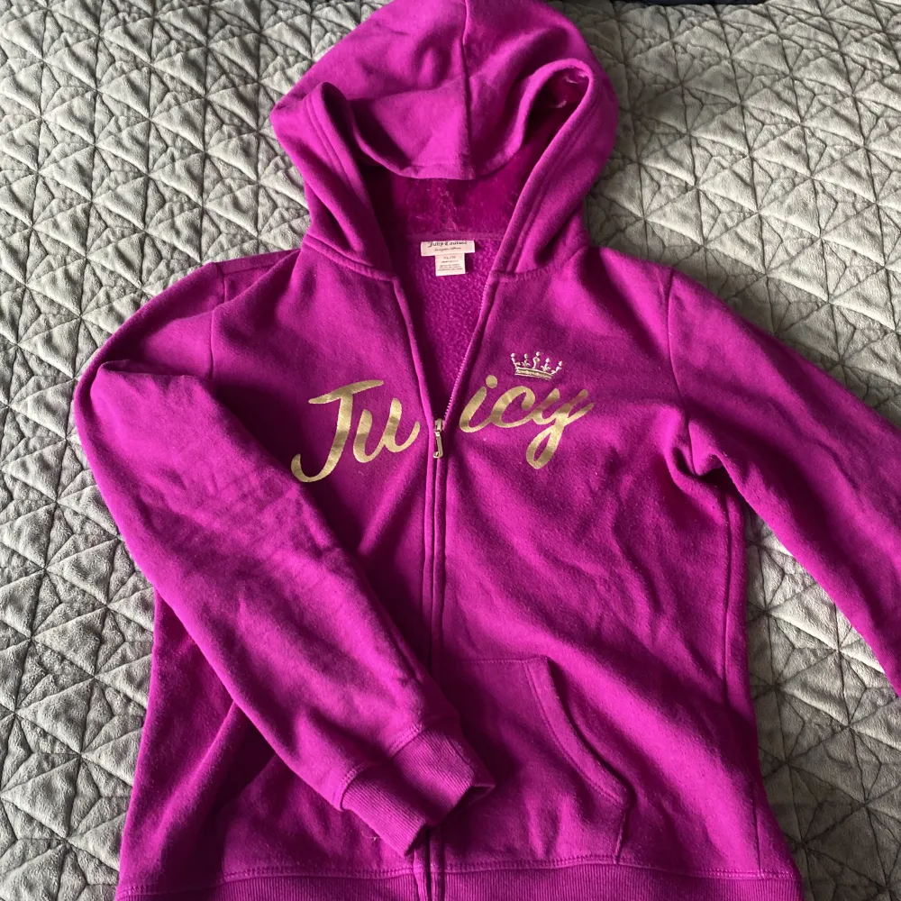 Lila juciycouture hoodie, tryck på fram o baksida🫶🏼 XL/16 men passar en XS/S ☺️ Använt skick, sälj pågrund av för liten storlek😇. Tröjor & Koftor.