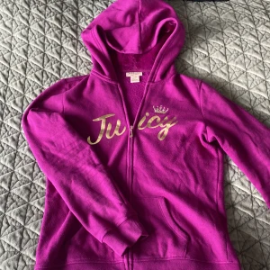 Juciy Couture zip hoodie - Lila juciycouture hoodie, tryck på fram o baksida🫶🏼 XL/16 men passar en XS/S ☺️ Använt skick, sälj pågrund av för liten storlek😇