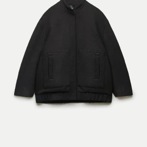 Ulljacka zara - Nästintill oanvänd! Nyskick! Svart ulljacka i bombermodell från zara, nypris 999!  Har använt den kalla dagar och det funkar toppen!