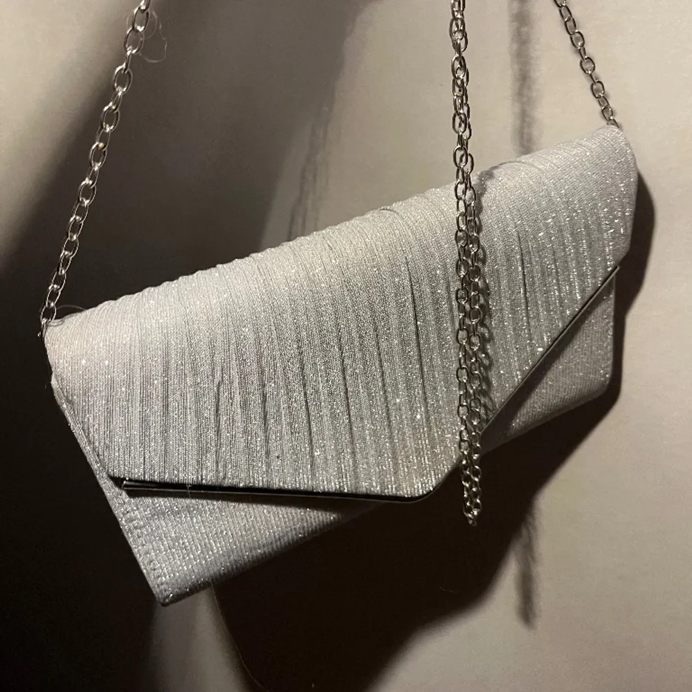 En glittrig väska som är använd en gång. Passar perfekt för utekvällar eller bal 💕💕. Väskor.