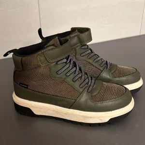 H&M vinter boots killar/vattentäta  - Storlek 37,reflektiva snören,vattentäta skor, Har använt typ 3 gånger så är väll bevarade säljer pga att de inte passar 