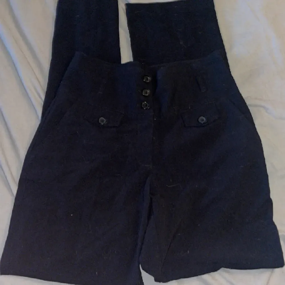 Svarta byxor från lindex i bra skick i storlek 38. Pris kan diskuteras . Jeans & Byxor.