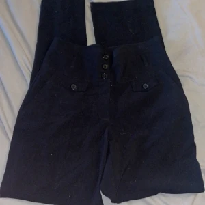 Byxor - Svarta byxor från lindex i bra skick i storlek 38. Pris kan diskuteras 