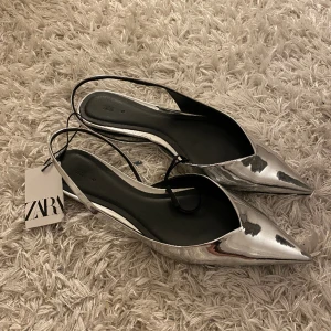 Zara ballerinaskor - Helt nya ballerinaskor från Zara med prislapp kvar! 
