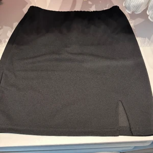 kjol  - dvart kort kjol jättefin på