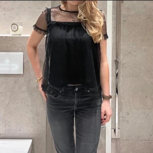 BLUS  - Jätte fin blus🙏🏻❣️den har ett litet hål, bild 2. Men det är absolut inget man tänker på❣️❣️pris kan diskuteras vid snabb affär🙏🏻obs lånade bilder!!