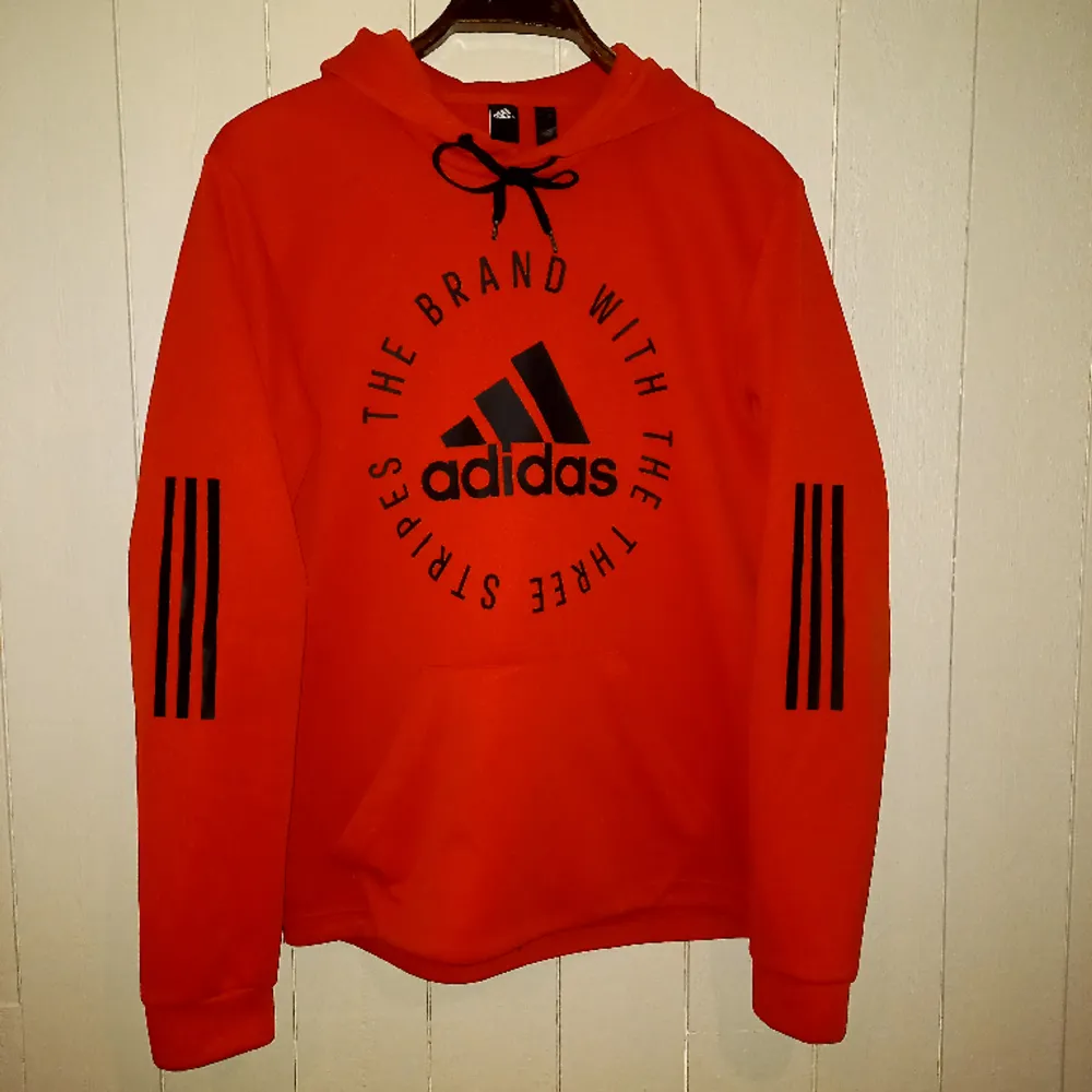 - En röd Adidas hoddie - Svart tryck - Bra skick - Lite använd - Storlek Small Herr - Pris 150 kr . Hoodies.