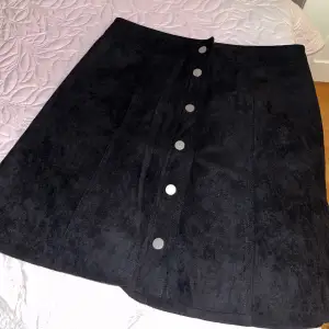 Sammet kjol med knappar från H&M divided 38. Använt bara 1 gång, i mycket bra skick!