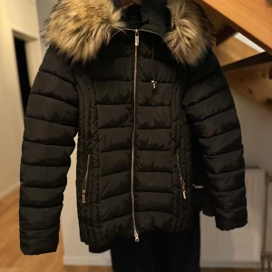 Roco Baroco Jacka - Säljer en super fin jacka från Roco Baroco i ny skick. Köpte den för något år sedan men knappt kommit till användning därför säljer jag den☺️ Den är i storlek 40 och ny pris är runt 2000kr, säljer den för 500kr!