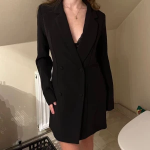 Kavaj - En lång kavaj som fungerar bra som klänning också💓 Väldigt stilren. Stor i storleken. DM för fler bilder!