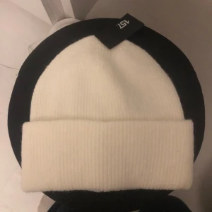 Vit mössa  - säljer den här helt nya mössan från lager 157 då jag har köpt en annan. 