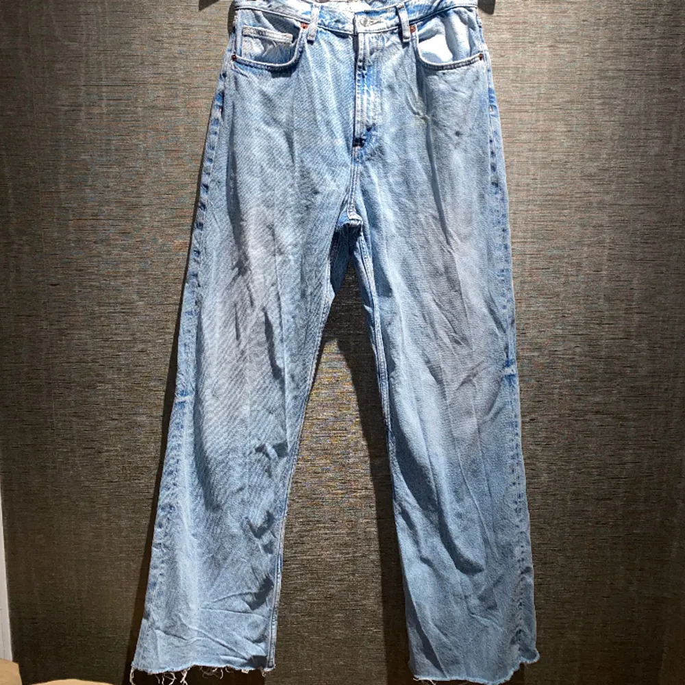 Fina high waist jeans från Zara i Storlek 40. Säljer då de inte längre är min stil. De är lite flared i botten, men jag skulle nog klassificera de som mer av en ”loose fit”. Passar också S om man vill ha en ganska lös fit. Skriv för mer info och bilder.. Jeans & Byxor.