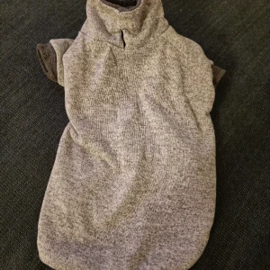 Tjock och varm hundtröja  - Ryggmått ca 35cm. Dubbla tyglager, fleece på insidan. Aldrig använd men har blivit tvättad.