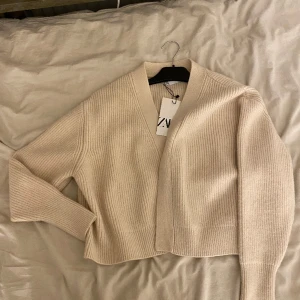 Stickad kofta - Från zara. Aldrig använd. Storlek L men passar mindre
