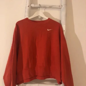 Tröja - Jag säljer min fina Nike tröja. Knappt använd och är i jättefint skick!