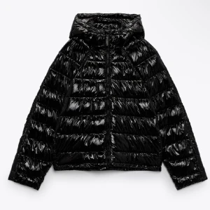 Lackad dunjacka - Fin jacka från zara. Köpt för 400kr. Bra skick och kontakta för fler bilder! 