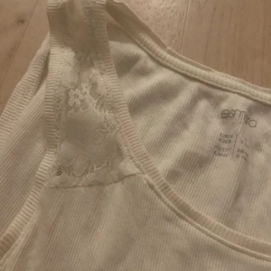 Vitt linne🤍 - Jätte fint vitt linne ifrån ramarna i strö 36/38🤍🫶🏻 Det är spets upptill som syns på bilden❣️Aldrig använd