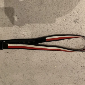 Tommy hilfiger bälte - Säljer nu mitt bälte från Tommy Hilfiger, ny pris ligger runt 400kr jag säljer för 250.
