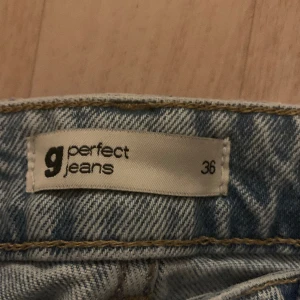 Jeans - Jätte fina mid waisted Gina jeans i bootcut🫶🏻💕slitna ned till men inget som märks💖 Säljs för 150kr💗