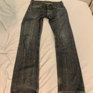 Lowaist lee jeans. W29 L32 . midjemått 38cm innerbenslängd 83cm (jag på bilden är 170cm) fint skick