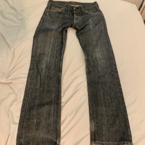 Lowais lee jeans - Lowaist lee jeans. W29 L32 . midjemått 38cm innerbenslängd 83cm (jag på bilden är 170cm) fint skick