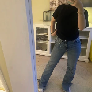 Jeans - Mörkblå jeans ifrån pull and bear