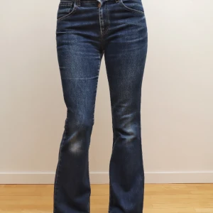 Vintage Levi’s  - Good condition, no big damage but the material has normal signs of wear. No size label, they fit like s or very small M. Waist width 37, waist height 24, inner leg length 73. I wear size M and am 170 for comparison. Write for more photos.