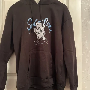 Nalle hoodie - Mjuk hoodie i polyester. I bra skick men materialet kan ha en tendens att noppa sig.💕