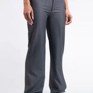 Lågmidjade kostymbyxor  - Helt nya låga midjade kostymbyxor i storlek 32 REGULAR men passar som en 34! Finns ute på flera sidor 