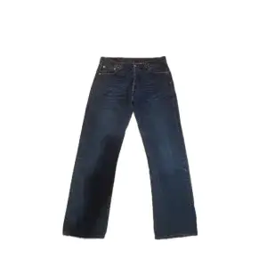 Mörkblå supersnygga levis jeans