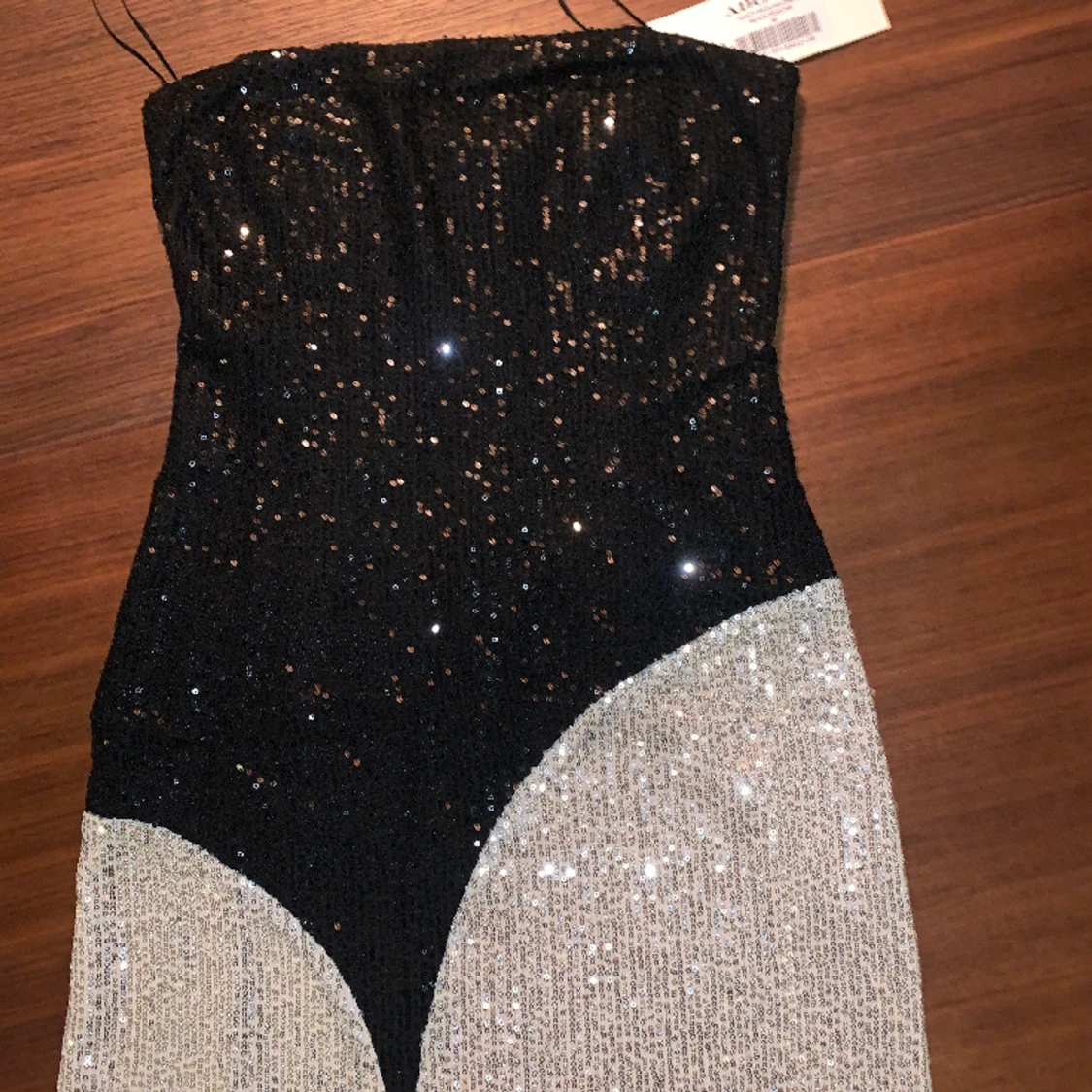 Glittrig klänning