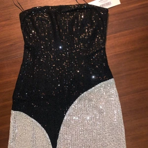 Glittrig klänning - Perfekt till nyårsafton! Oanvänd present. Alla lappar sitter kvar. Normal i storleken.  Priset kan diskuteras.   Nypris: 1395kr 