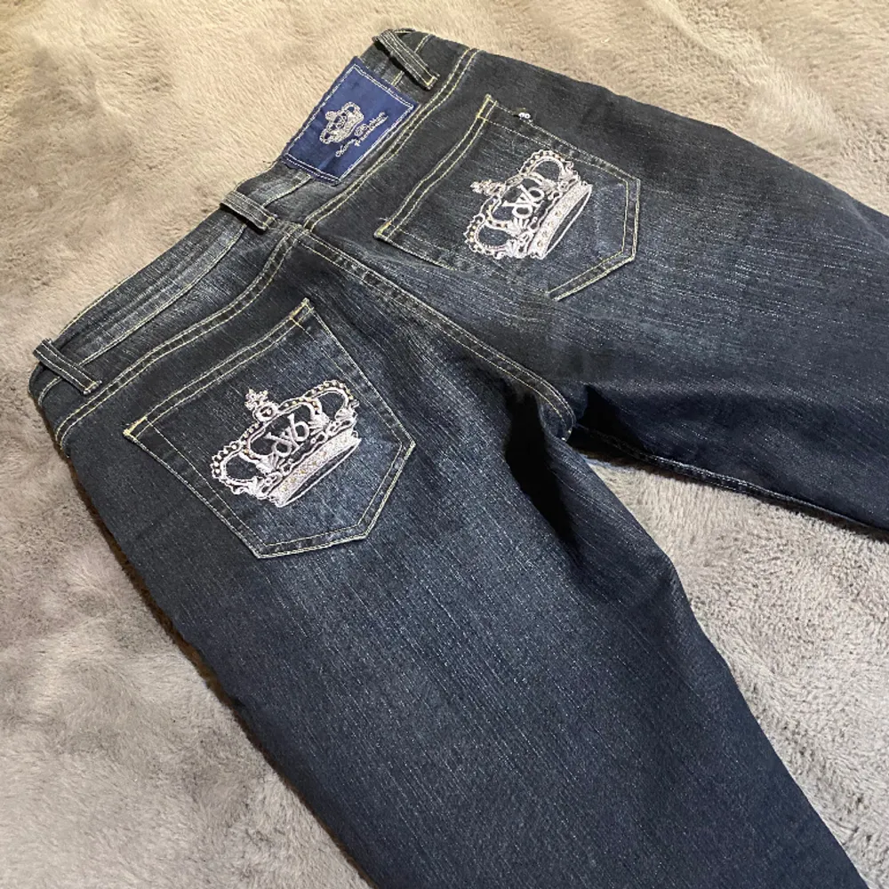 jätte fina jeans men behöver pengarna.❤️ Midjemått (tvärsöver) 39cm, innerben 78cm. tryck inte på köp nu direkt e ni snölla 🙏🏼 straight/bootcut passform. skriv för mer info❤️. Jeans & Byxor.
