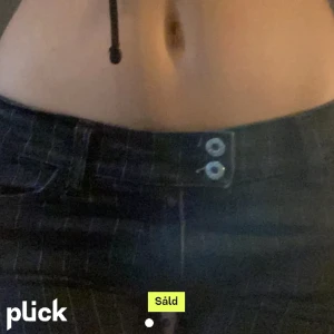 Lågmidjade Jeans - Randiga jeans köpt här på plick, väldigt låg midjade och rätt så snygga! Säljer dessa då de inte riktigt kom till använding. Inte mina bilder!!!  Kolla min profil för mer <3 20% på bundles