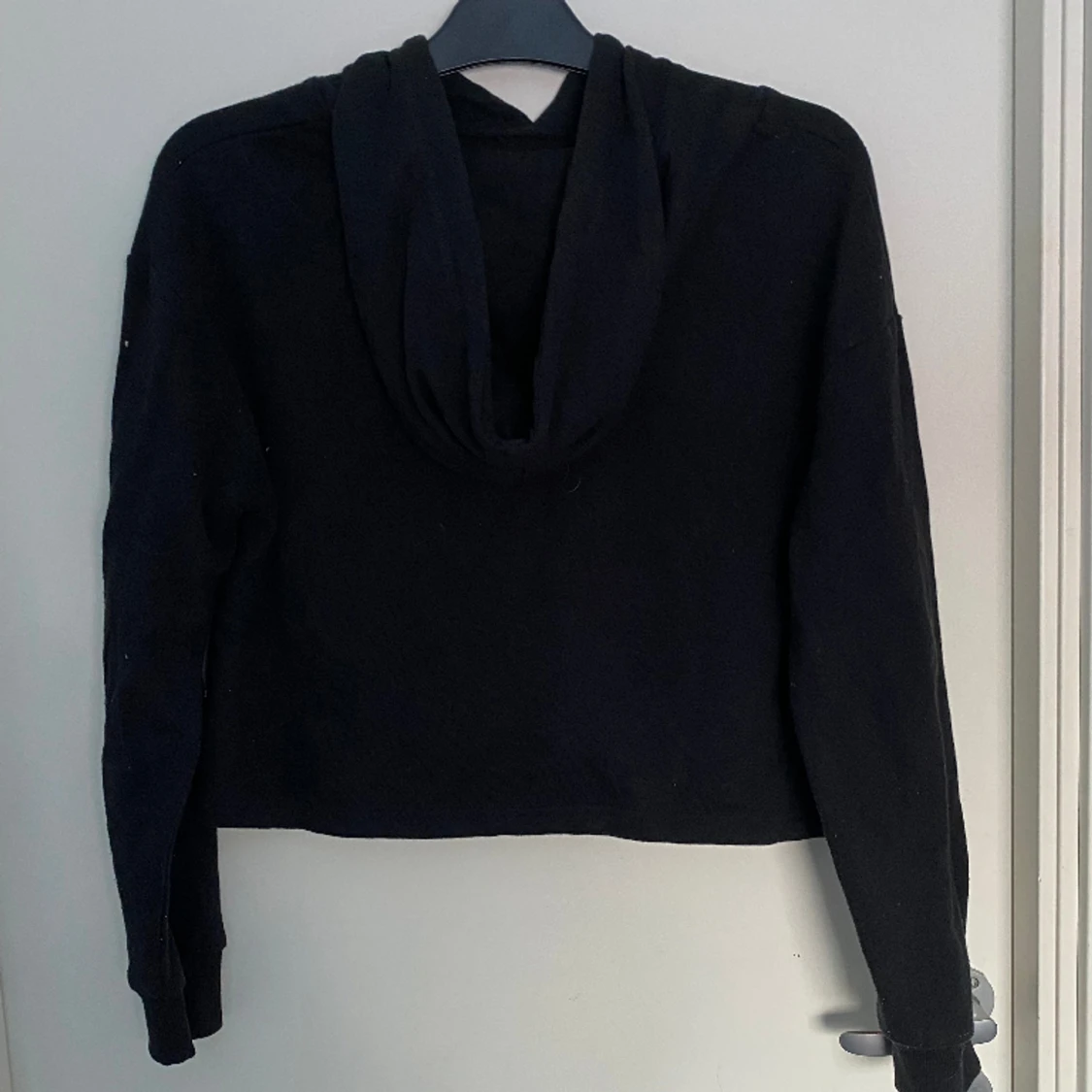 Svart kort hoodie - 90