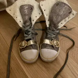 guld/silverfärgade sneakers