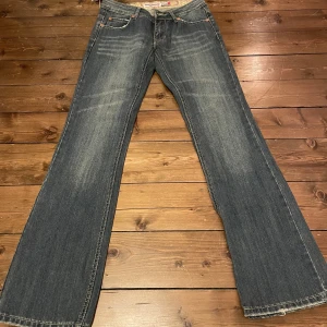 Lågmidjade jeans  - Skitsnygga lågmidjade och bootcut jeans som tyvärr är för små för mig! De är helt nya aldrig använda! Innerbenslängd 80cm och midjemått 36cm. Skriv vid fler bilder eller liknande😊