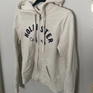 Hollister zip hoodie  - En hollister zip hoodie som är ganska använd men inte har några skador säljer för är inte i min storlek. Går att pruta💕