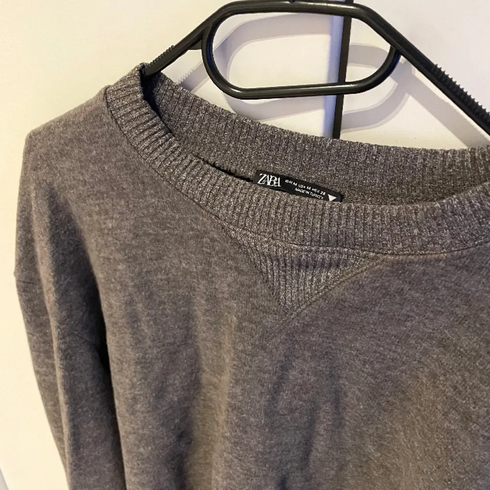 Superfin tröja från Zara i storlek M, har inte kommit till användning! Lite kortare i modellen så skulle säga att den även passar S, men inte mycket kortare😊. Tröjor & Koftor.
